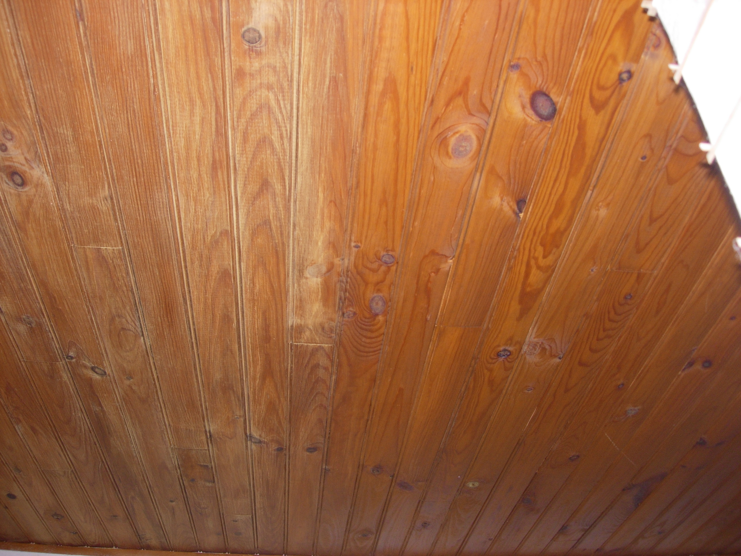 Repeindre un plafond en lambris bois 1008250735321156196630301